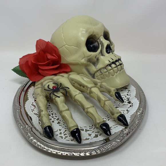 Halloween PROP Skull 💀 & creepy hand on platter - Picture 3 of 14